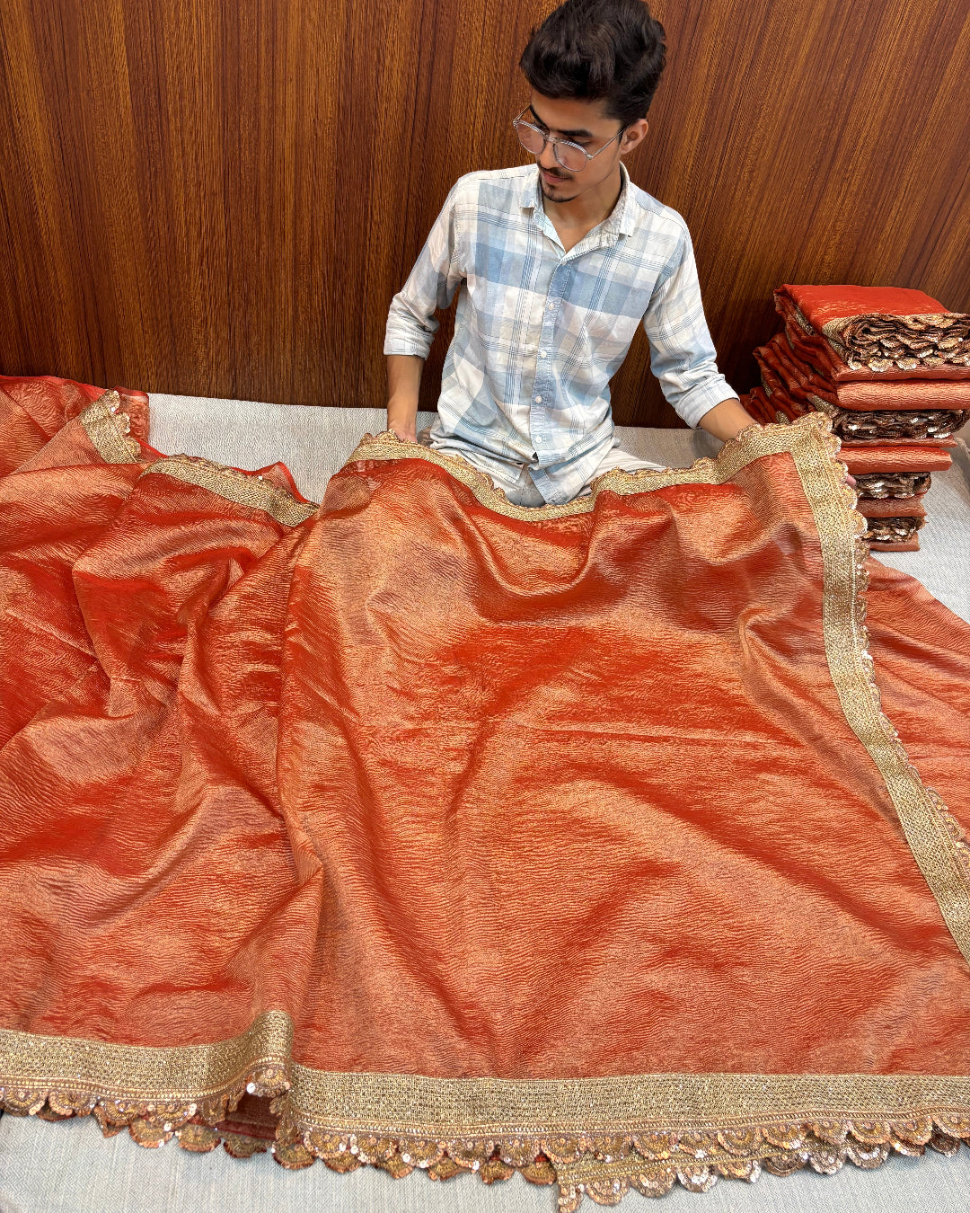 METALLIC RANI SHADED PLAIN CRUSH TISSUE BANARASI SAREE WITH LACE
