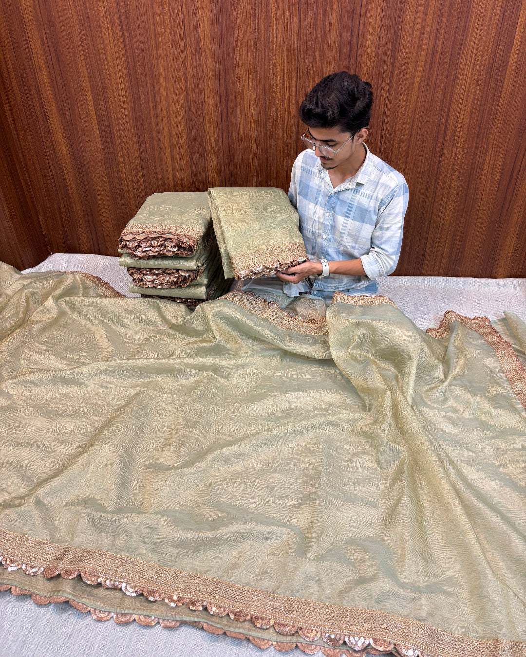 METALLIC RANI SHADED PLAIN CRUSH TISSUE BANARASI SAREE WITH LACE