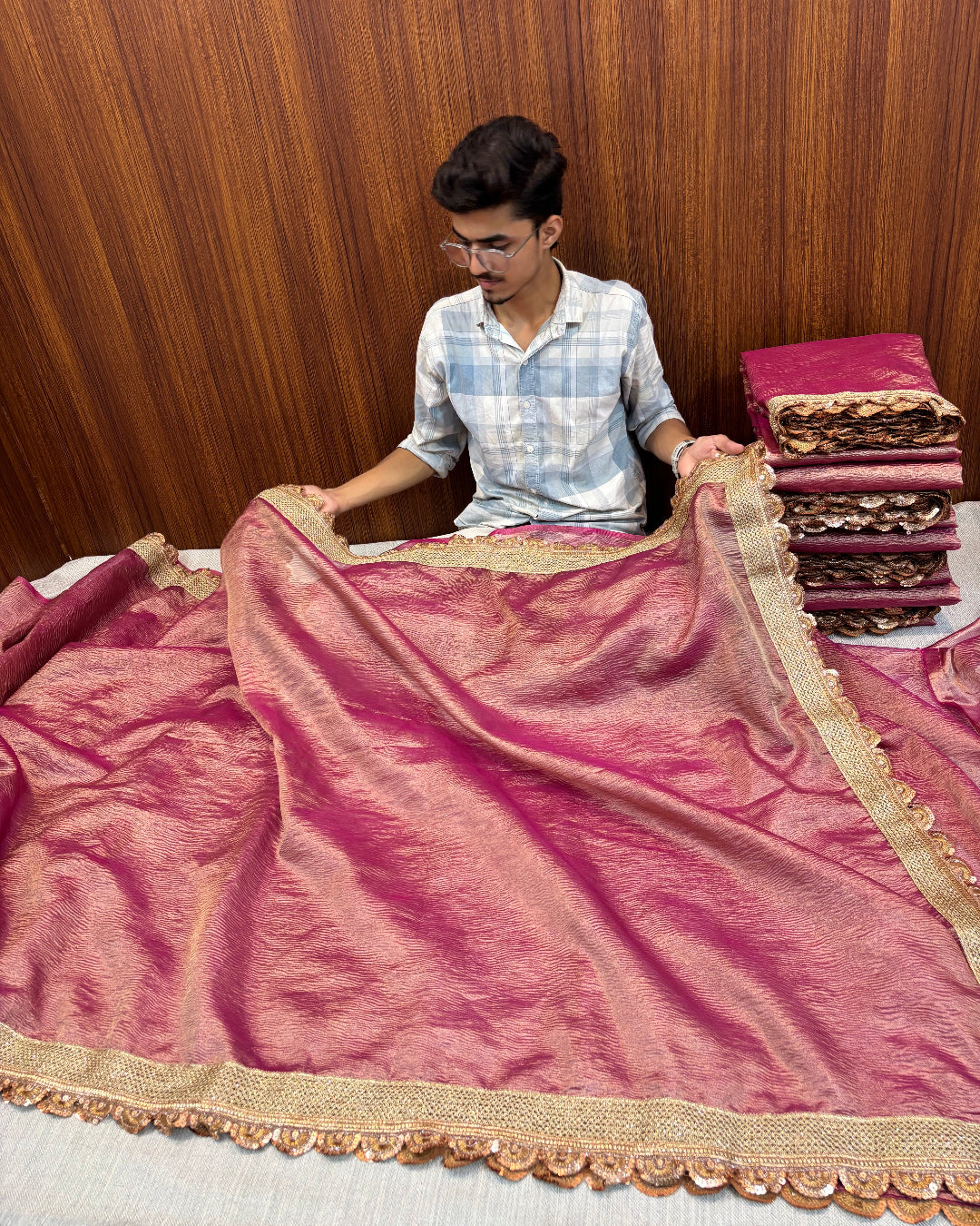 METALLIC RANI SHADED PLAIN CRUSH TISSUE BANARASI SAREE WITH LACE